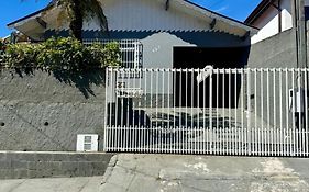 Casa para Temporada próxima ao portal da cidade - wi-fi - churrasqueira - lareira